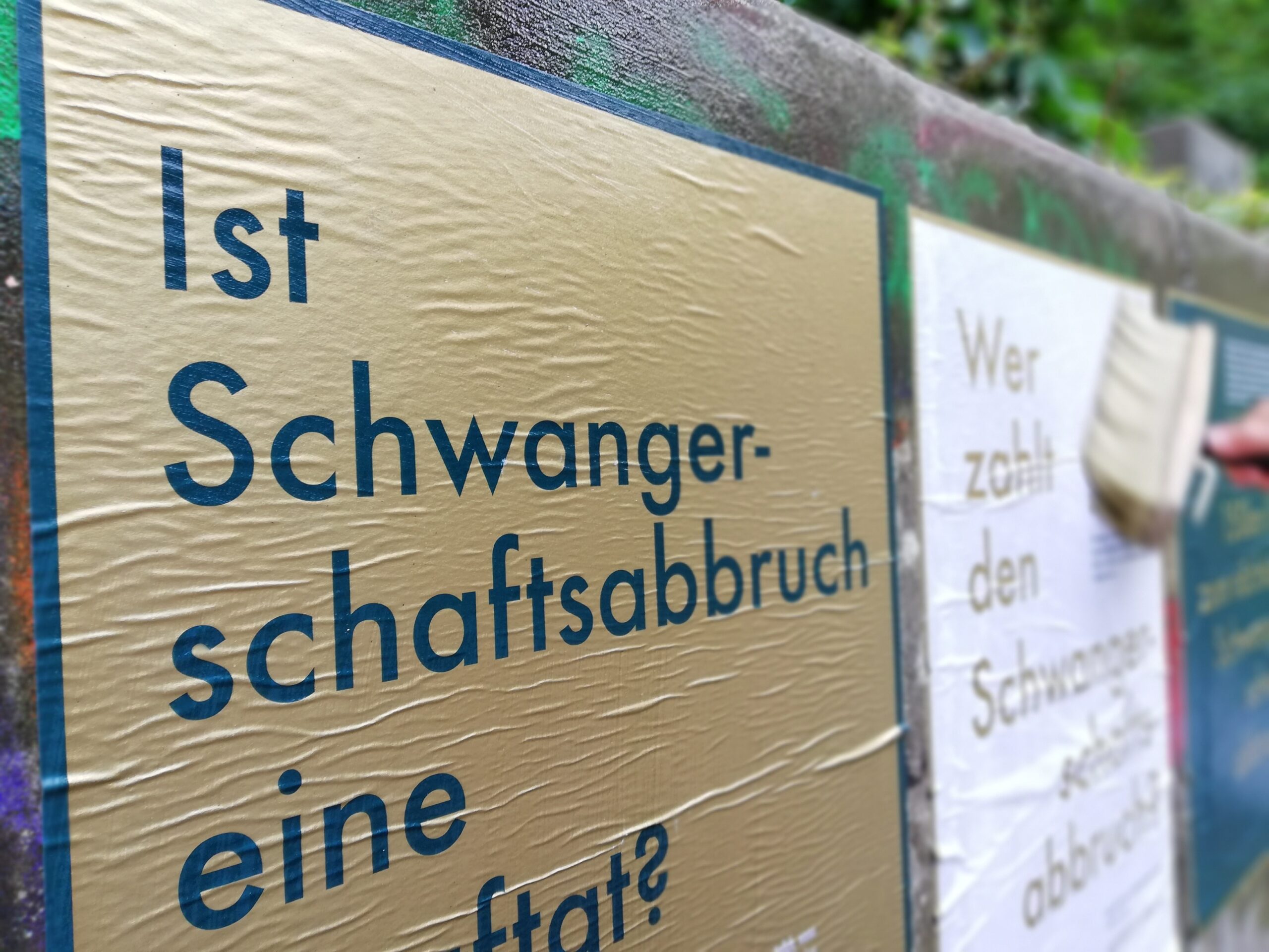 Plakataktion vom What the Fuck-Bündnis zu Abtreibung. Wir sind ein Bündnis gegen den "Marsch für das Leben" und für Emanzipation.